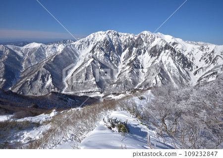 從白毛山山頂附近看到的白雪覆蓋的谷川山和東部岩壁 109232847