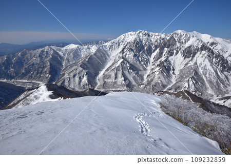 從白毛山山頂看到白雪覆蓋的谷川山和東部岩壁 109232859