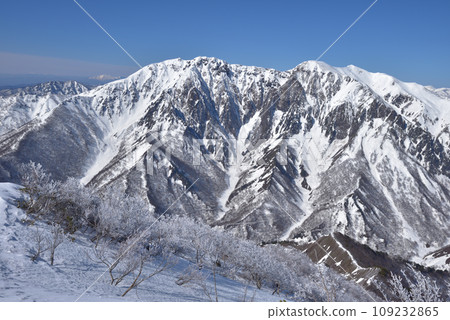 Snow-covered Mt. Tanigawa and the eastern rock wall seen from the summit of Mt. Shiragemon 109232865