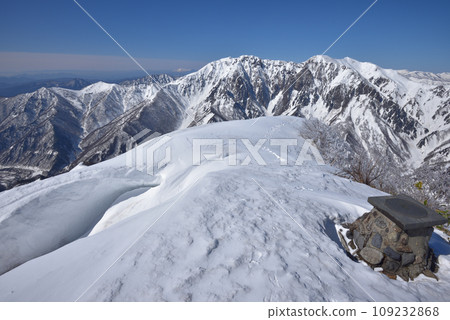 The summit of Mt. Shiragemon and the snow-covered Mt. Tanigawa and the eastern rock wall seen from the summit 109232868
