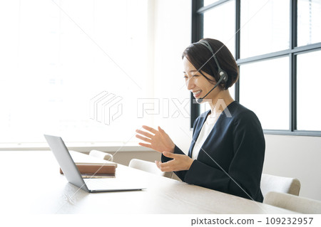 通過遠程辦公打電話的中年女人 109232957