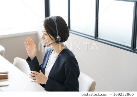 通過遠程辦公打電話的中年女人 通過遠程辦公打電話的中年女人 109232960