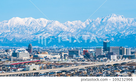 View of Toyama city and Tateyama mountain range from Kurehayama Park (winter) 109232966