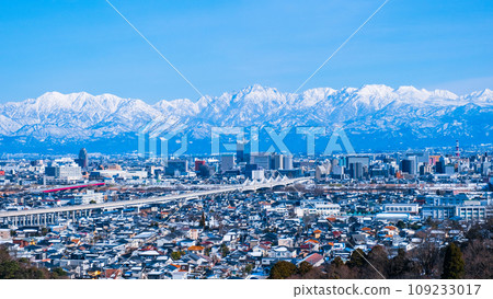 View of Toyama city and Tateyama mountain range from Kurehayama Park (winter) View of Toyama city and Tateyama mountain range from Kurehayama Park (winter) 109233017
