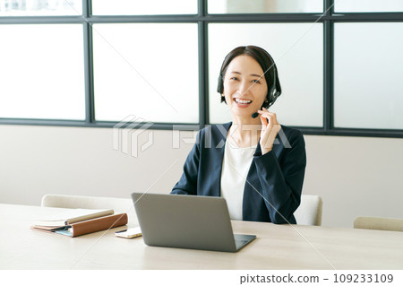 通過遠程辦公打電話的中年女人 通過遠程辦公打電話的中年女人 109233109