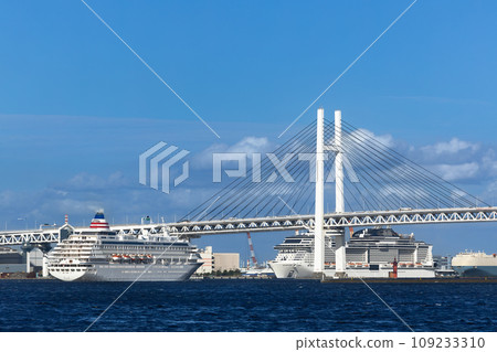 Yokohama Port Yokohama Gate Bridge, a large cruise ship moored, and a large cruise ship departing from port 109233310