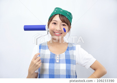 Image of a woman painting with DIY 109233390