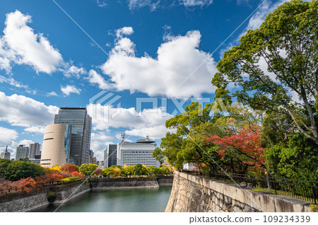 Osaka castle scenery in autumn Osaka castle scenery in autumn 109234339