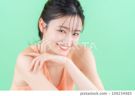 綠色背景下做護膚的年輕女性 109234985
