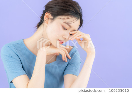 用紫背做皮膚護理的年輕女性 109235010