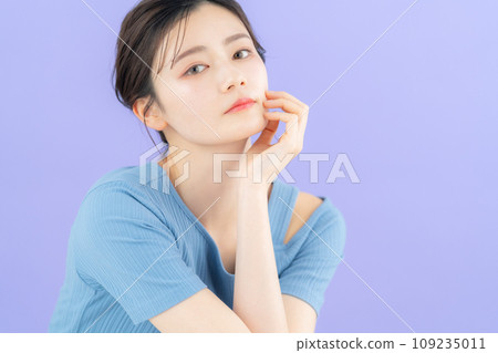 用紫背做皮膚護理的年輕女性 109235011