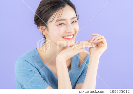 用紫背做皮膚護理的年輕女性 109235012