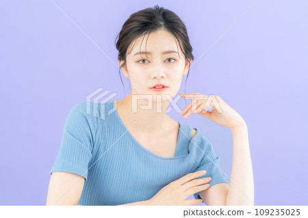 用紫背做皮膚護理的年輕女性 109235025