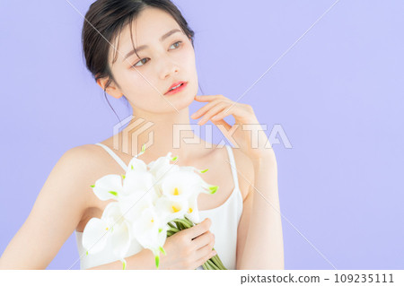 Young bride with bouquet in purple back 109235111