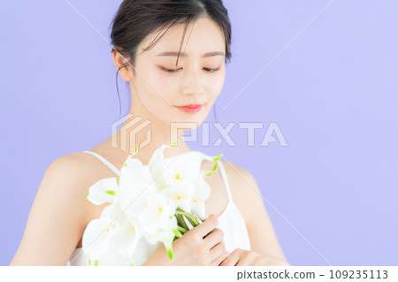 Young bride with bouquet in purple back Young bride with bouquet in purple back 109235113