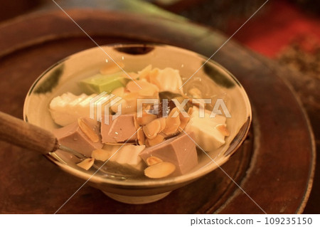 Vietnamese dessert che 109235150