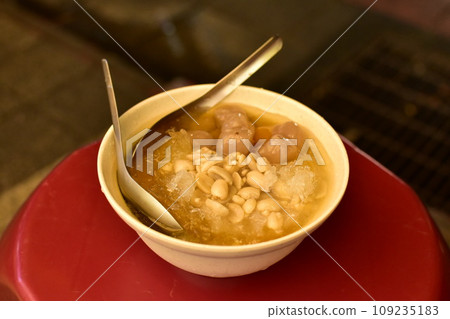 Eating date at Taiwan night market Douhua 109235183