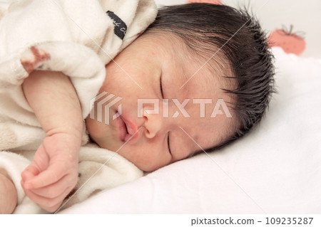 [Newborn baby sleeps] 109235287