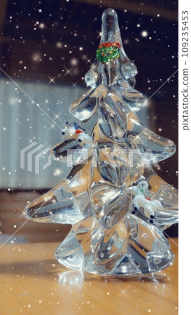 A sparkling Christmas mini tree 109235453