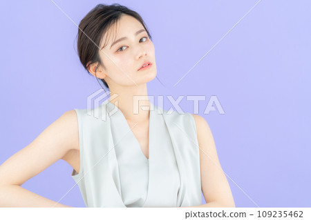 年輕女性時裝模特與紫色背部合影 109235462