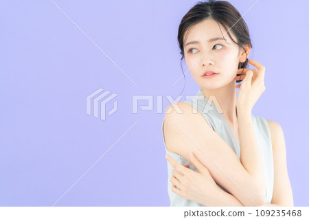 年輕女性時裝模特與紫色背部合影 109235468