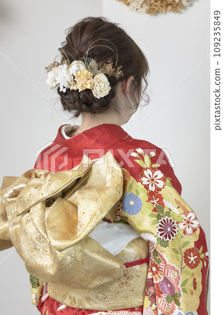 Girls wearing kimonos 109235849