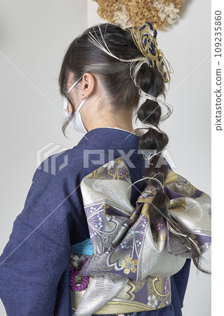 Girls wearing kimonos 109235860