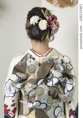 Girls wearing kimonos 109235861