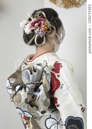 Girls wearing kimonos 109235862