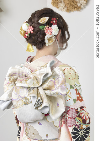 Girls wearing kimonos 109235963