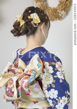 Girls wearing kimonos 109235972