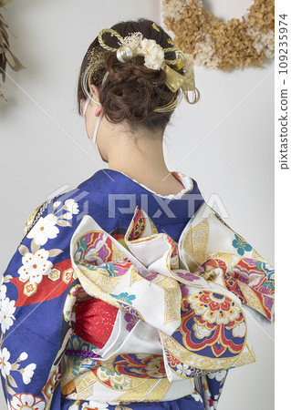 Girls wearing kimonos 109235974