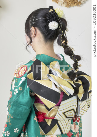 Girls wearing kimonos 109236001