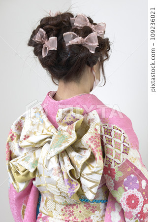 Girls wearing kimonos 109236021