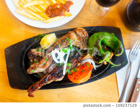 Lamb ribs with potato and vegetables 109237129