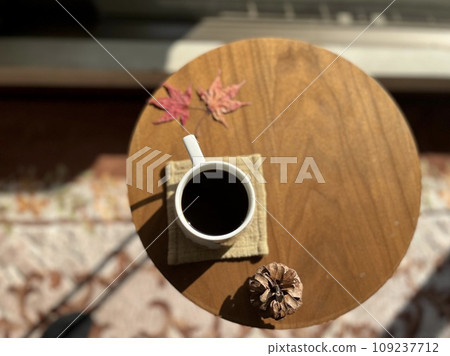 Pine cones and coffee 109237712