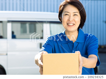 Smiling female delivery staff 109238325