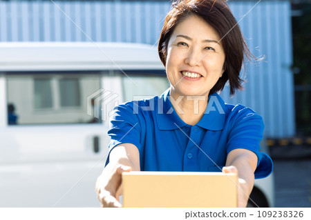 Smiling female delivery staff 109238326