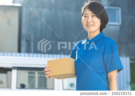 Smiling female delivery staff 109238331