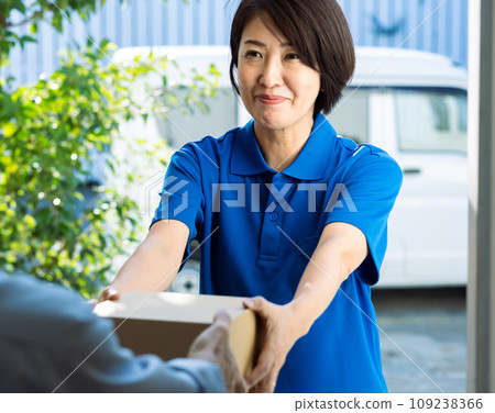 Smiling female delivery staff 109238366
