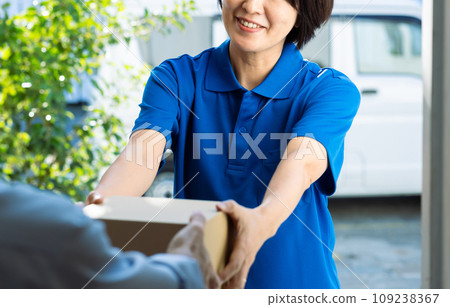 Smiling female delivery staff 109238367