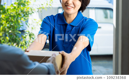 微笑的女送貨員 109238368