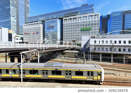 總武線列車在新宿高島屋時代廣場附近行駛 總武線列車在新宿高島屋時代廣場附近行駛 109238470
