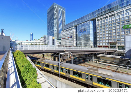 總武線列車在新宿高島屋時代廣場附近行駛 總武線列車在新宿高島屋時代廣場附近行駛 109238471