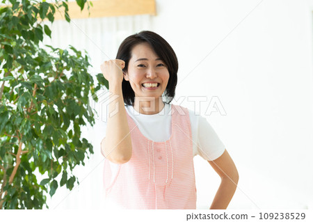 可愛的幼稚園老師女人 109238529