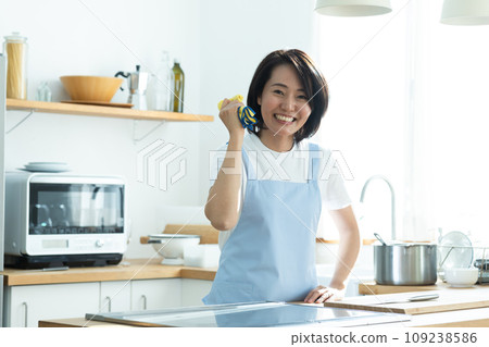 smiling woman cooking smiling woman cooking 109238586