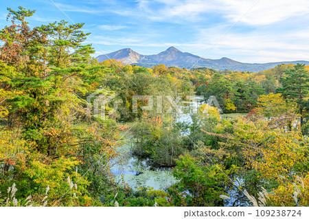從福島縣北鹽原村萬代山和中仙沼中仙沼展望台欣賞的秋景 109238724