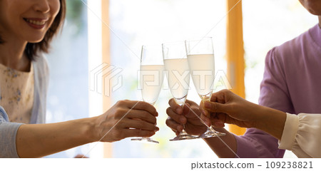 一個女人享受晚宴 109238821