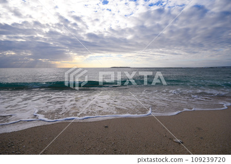閃閃發光的海浪拍打著沙灘 閃閃發光的海浪拍打著沙灘 109239720