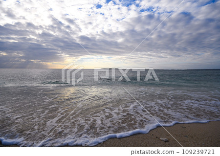 閃閃發光的海浪拍打著沙灘 閃閃發光的海浪拍打著沙灘 109239721